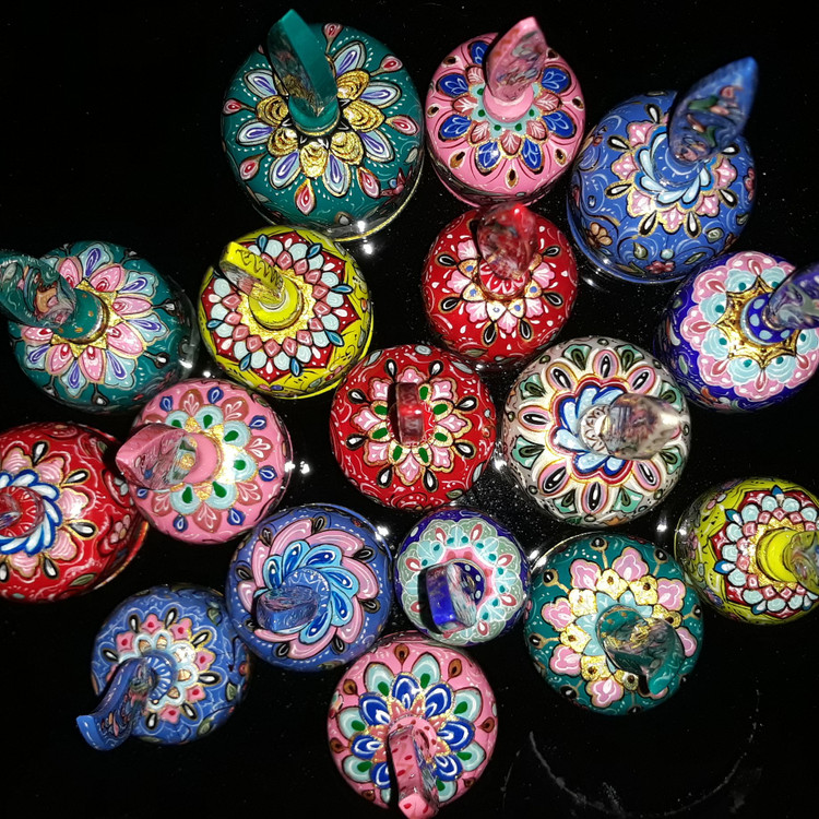 سرمه دان استخوان شتر با نقاشی گل و بوته . الوان .
