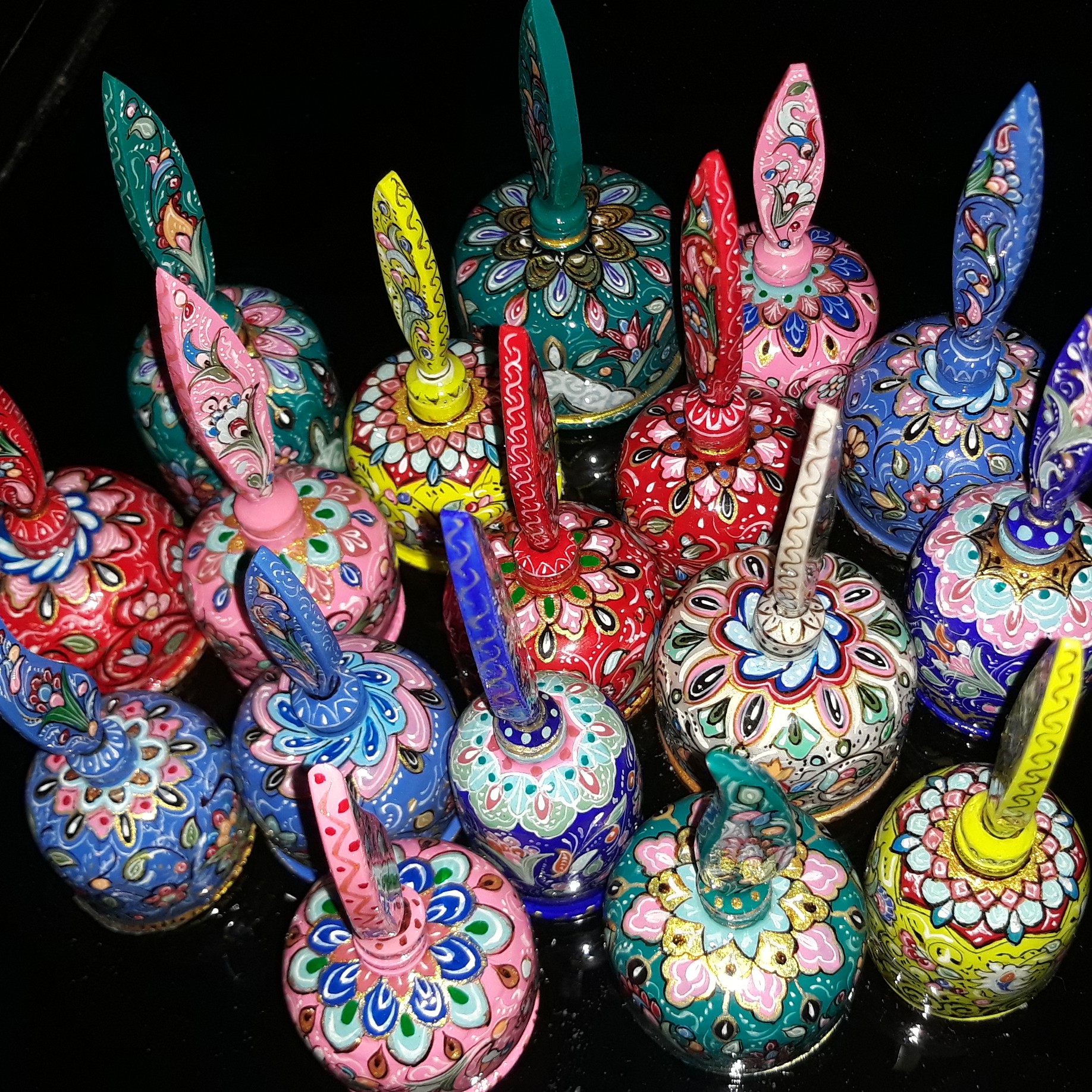 سرمه دان استخوان شتر با نقاشی گل و بوته . الوان .