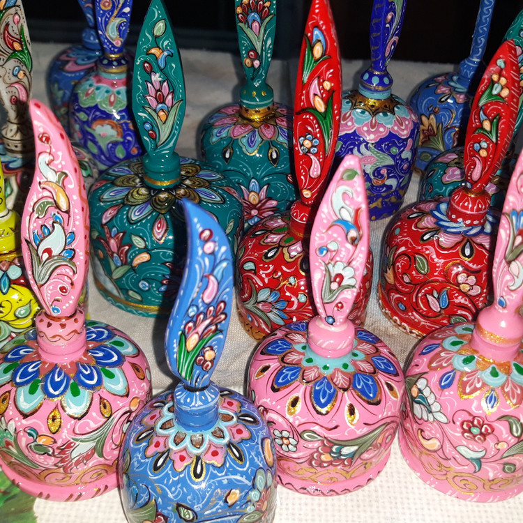 سرمه دان استخوان شتر با نقاشی گل و بوته . الوان .